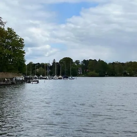 Lakeside Studio, Haus Mit Seezugang Nur Fuer Urlauber Hébergement de vacances *